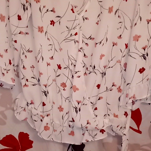 Floral Blouse 🌼 - Picture 7 of 9